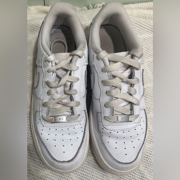 NIKE Size 5.5 Youth Boys White Air Force One Monotone Low-Rise Lace Up Sneakers - Picture 9 of 14